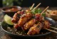 Skrzydełka z kurczaka Tebasaki Yakitori, grillowane i podane z sezamem