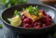 Curry Buddha bowl z komosą ryżową, burakami i limonkowym tofu