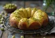 Tort makowy z pistacjami podany na talerzu