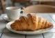 Świeżo upieczony cynamonowy croissant