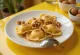 Ravioli o smaku piernikowym podane na talerzu