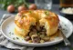 Yorkshire pudding z nadzieniem grzybowym, udekorowany świeżą pietruszką