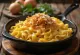 Käsespätzle, austriacki makaron z serem, wędzoną szynką i prażoną cebulą
