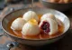 Tangyuan z pastą z czerwonej fasoli, podawane z olejem sezamowym i cukrem