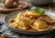 Ravioli cynamonowo-karmelowe podane na talerzu