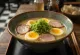 Tonkotsu ramen z kremowym wywarem i dodatkami