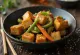 Smażone tofu podane z warzywami, kolorową papryką i sezamem