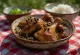 Chicken adobo w stylu filipińskim podany na talerzu