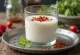 Przyprawiony kefir podawany w szklance, posypany papryką i pieprzem