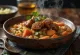 Cuchuco con chicharrón, z chrupiącą wieprzowiną i przyprawionymi warzywami