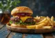 Burger z wędzonym serem podany na talerzu