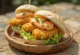Bao bun z chrupiącą rybą w panko podane na talerzu