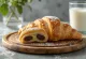 Świeżo upieczony szwajcarski croissant z czekoladą
