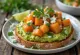 Tostada z batatami, awokado i serem feta, udekorowana świeżą kolendrą