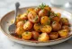 Grillowane pieczone ziemniaki z rozmarynem BBQ podana na talerzu