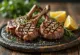 Grillowane kotleciki jagnięce podane z rozmarynem i cytryną