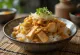 Oyakodon z tofu na ryżu, udekorowane jajkiem i dymką