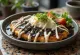 Japońskie naleśniki Okonomiyaki podane na talerzu