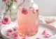 Probiotyczna kombucha różana w szklance, lekko musujący różowy napój
