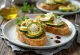 Bruschetta z cukinią, udekorowana parmezanem i bazylią