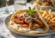 Gyros z kurczakiem podawany w picie