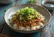 Natto z dymką, podawane z sosem sojowym i kolendrą