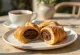 Croissant z koniakiem podany na talerzu