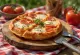 Gofry w stylu pizzy podane na talerzu