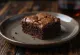 Czekoladowe brownie z chrupiącym wierzchem i miękkim środkiem, pokrojone na kawałki