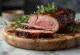 Wędzona pierś z kaczki BBQ podana na talerzu