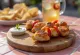Pintxo z kurczakiem i jogurtem, podawane na talerzu, ze świeżą kolendrą