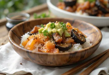 Miska chirashizushi ze świeżym łososiem, grzybami shiitake i awokado