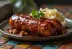 Wędzona kiełbasa BBQ z sosem chipotle podana na talerzu