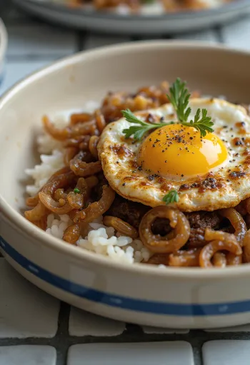 Loco Moco podawane z karmelizowaną cebulą