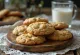Ciasteczka owsiane upieczone na złocisty kolor, podane na tacy