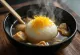 Zoni ze skórką yuzu, zupa miso, podawana ze świeżą dymką i grzybami shiitake
