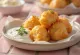 Coxinha z sosem czosnkowym, chrupiąca brazylijska potrawa podawana z dipem