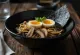 Ramen z czarnym czosnkiem podany na stół