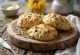 Przekrojona bułeczka scone posmarowana masłem