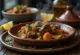 Klasyczny tagine z jagnięciną, podawany z bogactwem warzyw, w pikantnym sosie