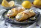 Cannoli lawendowo-cytrynowe deser podane na talerzu