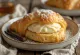 Croissant z wanilią Bourbon podany na talerzu