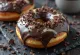 Pączki dwukolorowe podane na talerzu