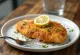 Chrupiąca milanesa z czosnkiem, usmażona na złoty kolor