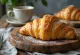 Świeżo upieczony croissant rzemieślniczy