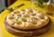 Focaccia na proszku do pieczenia podana na talerzu