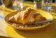 Croissant z serem Brie podany na talerzu