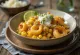 Esquites z kremem chipotle, podawane z tartym serem i limonką