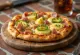 Pizza hawajska z jalapeño podana na stół