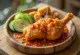 Kurczak Ayam Penyet podawany z ostrym sosem sambal